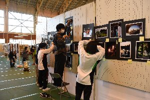 展示作業を手伝う高校生の画像