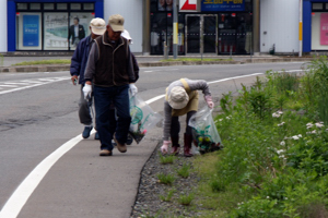 道路のごみを拾うみなさんの画像