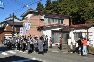 屋台曳き廻しを見守る町民のみなさんの画像