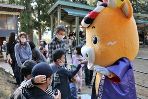 子どもたちと触れ合うよし太くんの画像