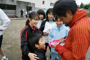 サイン攻めにあう北村さんの画像