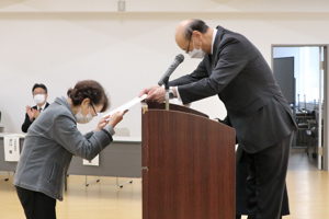 教育長が入選者に賞状を手渡している画像