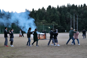 エキストラとして参加する片貝中学校の生徒や町民の画像