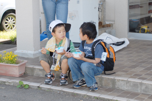 日かげで休憩する子どもの画像