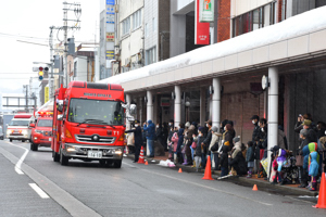 消防車両を見る方々の画像