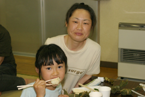 ちまきを食べる子どもの画像