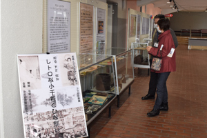 展示を見る来場者の画像