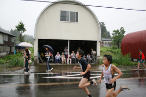 小学生3キロメートルを沿道で応援する画像