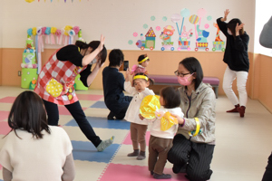 ダンスを踊る子どもたちの画像