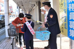 防火広報で小学生がチラシを配っている画像