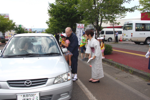 交通安全を呼びかける市長と園児の画像