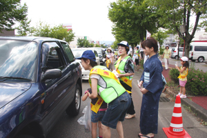 交通安全を呼びかける参加者の画像