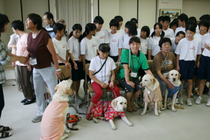 盲導犬と参加者が記念写真を撮る画像