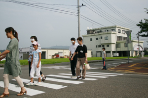 屋外の誘導歩行の画像