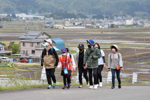 坂道を登る参加者の画像