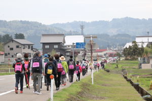 コースを歩く大勢の参加者の画像