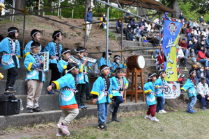 闘牛の歌を歌う東山小学校の子どもたちの画像