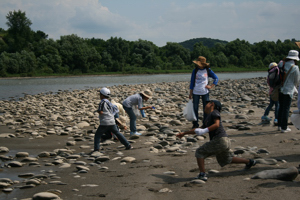 水切りして遊ぶ参加者のの画像