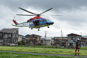 安全確認をしながら離陸する防災ヘリの画像