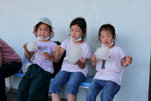 ゴール後に綿あめを食べる参加者の女の子の画像