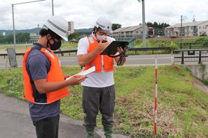 無線で連絡を取る市職員の写真