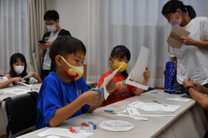 星座早見盤を作る子どもたちの画像