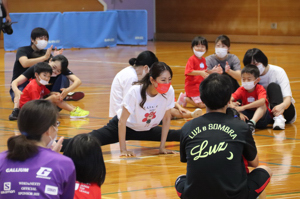 坪井保菜美さんのからだの柔らかさに踊るいている様子の画像