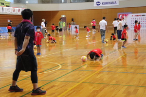 蹴ったボールを頭でキャッチしようとする子どもの様子