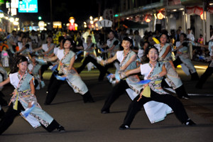 よさこいを踊る画像