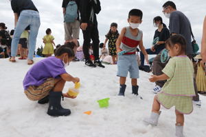 雪で遊ぶ子どもたちの画像