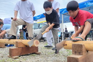 丸太切りにチャレンジする子どもたちの画像