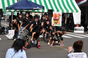 ダンスを披露する子どもたちの画像