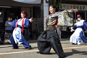 よさこいを踊る女性の画像