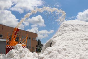 除雪車で雪山を作っている画像