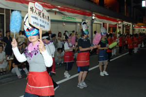 仮装して盆踊りを踊る参加者の画像