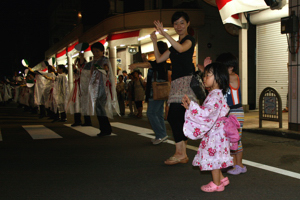 見ようみまねで踊る子どもの画像