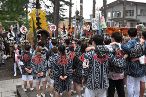 浅原神社で木遣りを奉納している画像