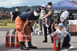 消火訓練をする親子の画像