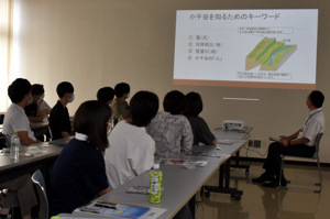 開校式で小千谷市の紹介を聞く学生のみなさんの画像