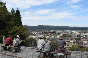 船岡山山頂で景色を見ながら休憩する参加者の画像