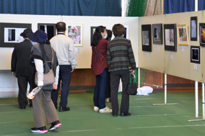 作品を鑑賞する来場者の画像