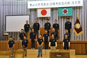 歴代の校歌を歌う東小千谷小学校の児童の画像