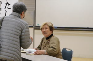 参加者と笑顔で会話する山倉洋子さん