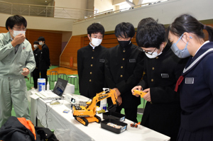 重機のラジコンを操作する生徒の画像