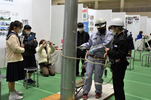 電柱での作業体験をする生徒の画像