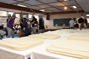 大量に生産されたのし餅の画像