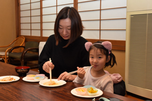 餅をほおばる子どもの画像