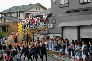 力強い「ばれん」を披露している画像