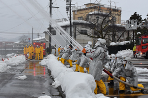 出初式で放水を披露する消防団の画像