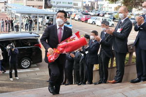 宮崎市長が初登庁する画像